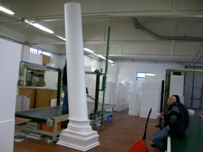 Scenografie in polistirolo colonna-disassata-in-polistirolo